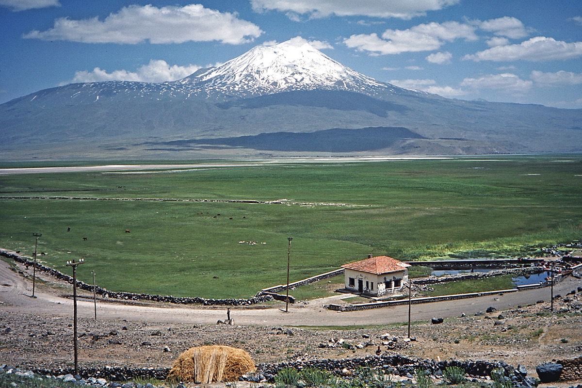 Karlı Ağrı Dağı zirvesi, Doğubayazıt