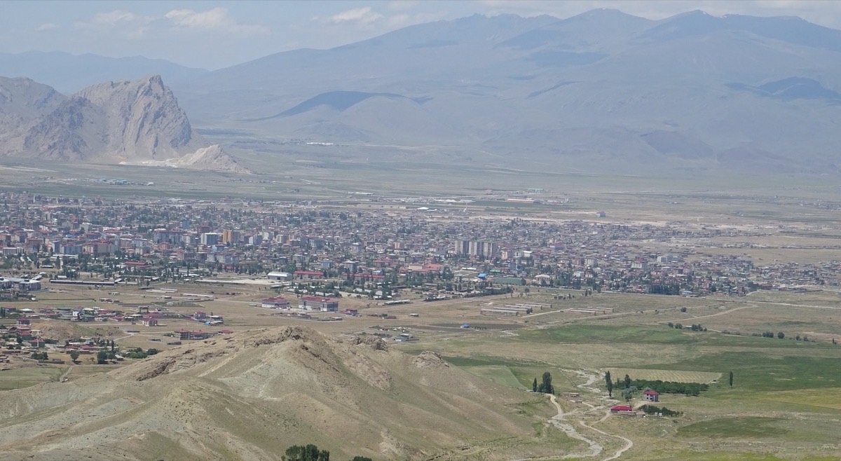 Doğubayazıt ilçe merkezi ve ova manzarası